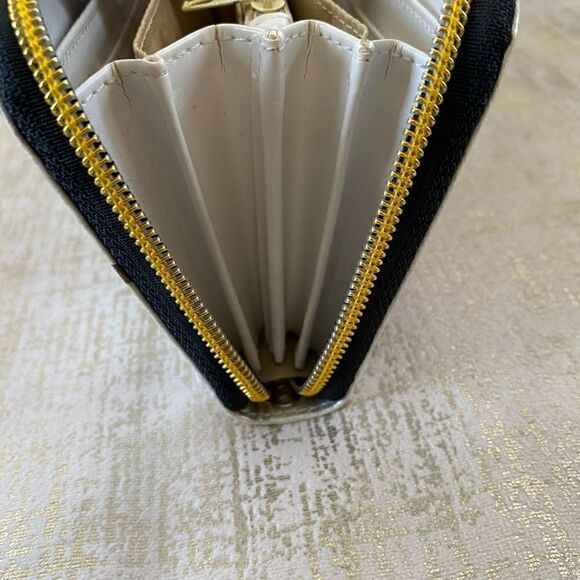 Big Eye Girl Silver Metallic Zip Around Wallet. - Picture 5 of 11